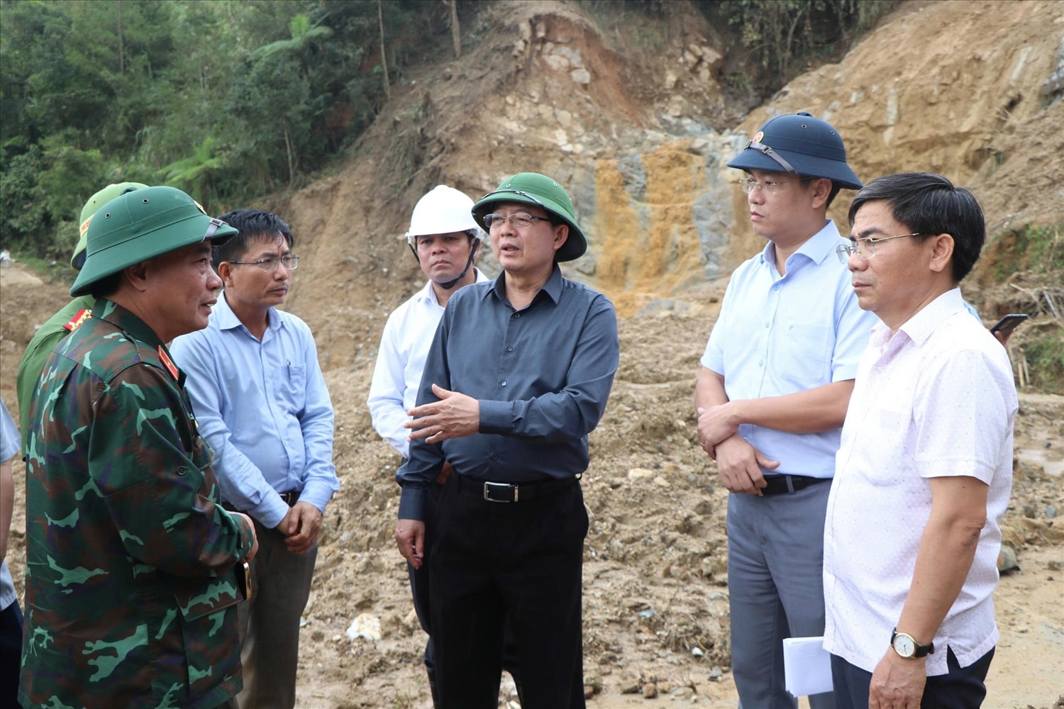 Phó Thủ tướng Chính phủ Hồ Quốc Dũng kiểm tra thực tế điểm sạt lở tại thôn Làng Mới, xã Ngọc Linh. (Ảnh: Ngọc Chí)