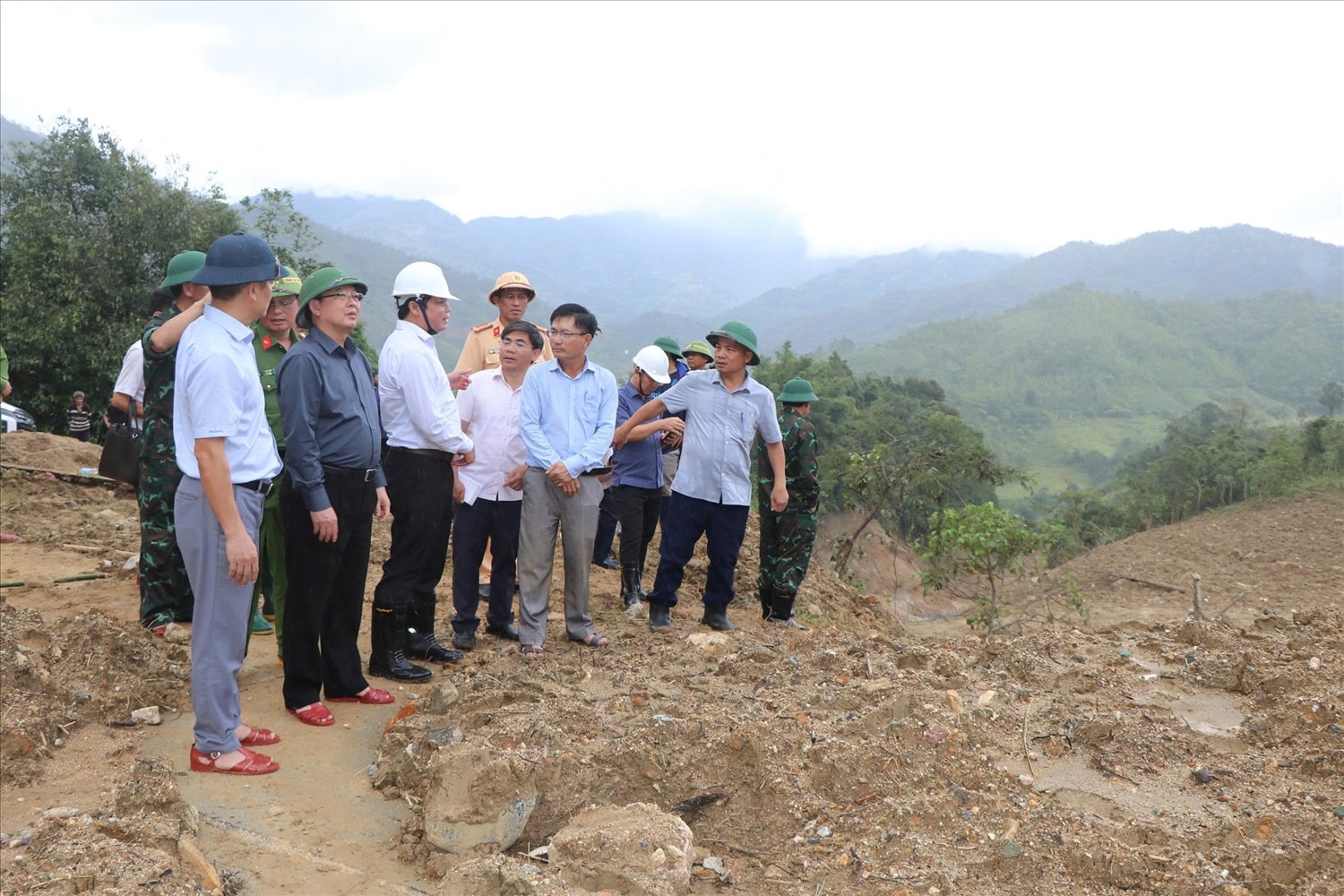 Phó Thủ tướng Chính phủ Hồ Quốc Dũng yêu cầu xã Ngọc Linh sớm thống kê thiệt hại, lên phương án hỗ trợ ngay cho Nhân dân. (Ảnh: Ngọc Chí)