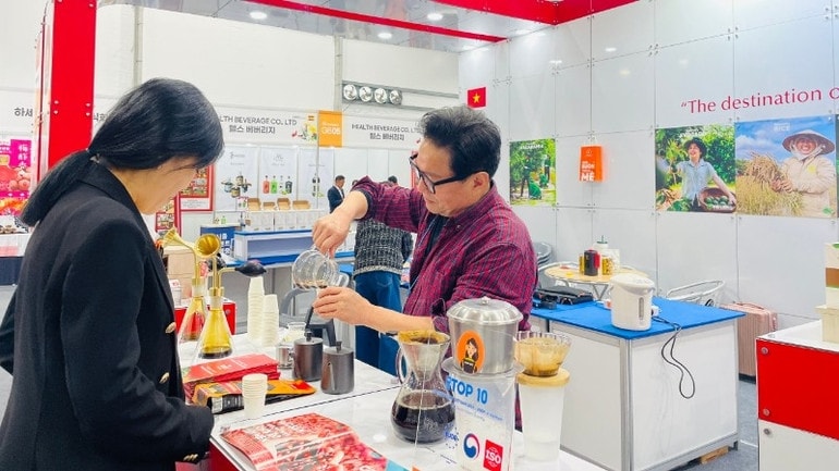 Người dân thành phố Jeonju, tỉnh Jeonbuk, Hàn Quốc tìm hiểu về cà-phê Đắk Lắk tại triển lãm.Ảnh: ITN