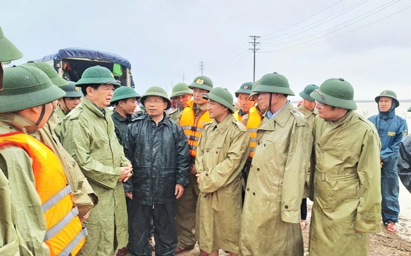 Phó Thủ tướng Mai Văn Chính kiểm tra tình hình ứng phó mưa lũ tại Vũng Áng (Hà Tĩnh)
