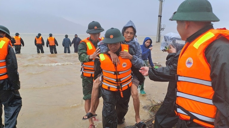 Các lực lượng vũ trang hỗ trợ người dân sơ tán khỏi nơi ngập lụt ở Vũng Áng (Hà Tĩnh)