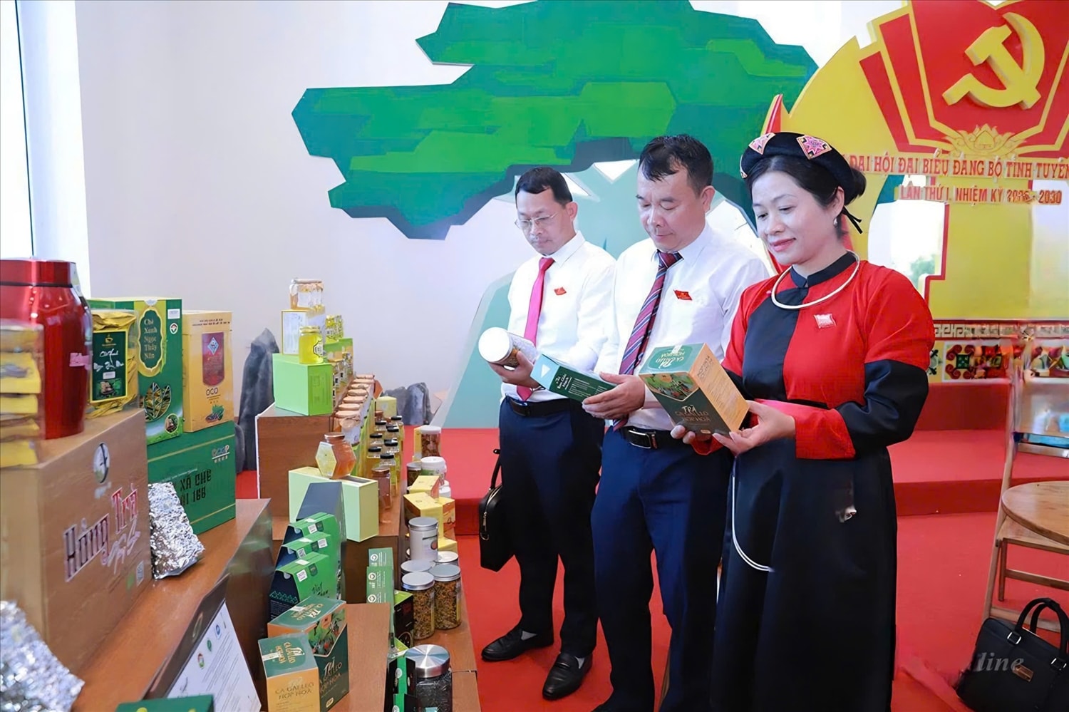 Các sản phẩm chè của tỉnh ngày càng khẳng định thương hiệu trên trường quốc tế. Trong ảnh: Các đại biểu tham quan sản phẩm chè trưng bày tại Đại hội Đảng bộ tỉnh Tuyên Quang lần thứ I. Ảnh: ITN