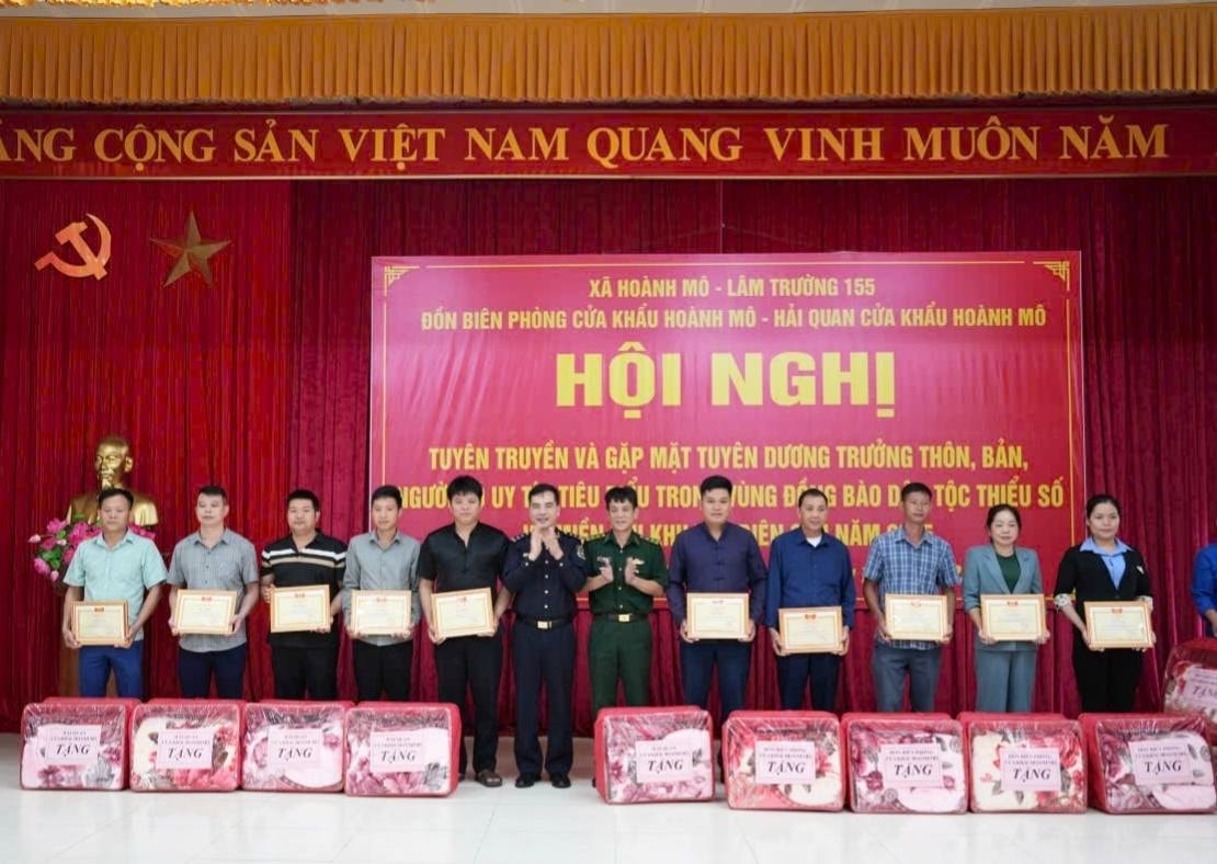 Lâm trường 155 cũng trao 35 suất quà tri ân tới các trưởng thôn, bản và Người có uy tín tiêu biểu trên địa bàn Lâm trường 155 cũng trao 35 suất quà tri ân tới các trưởng thôn, bản và Người có uy tín tiêu biểu trên địa bàn