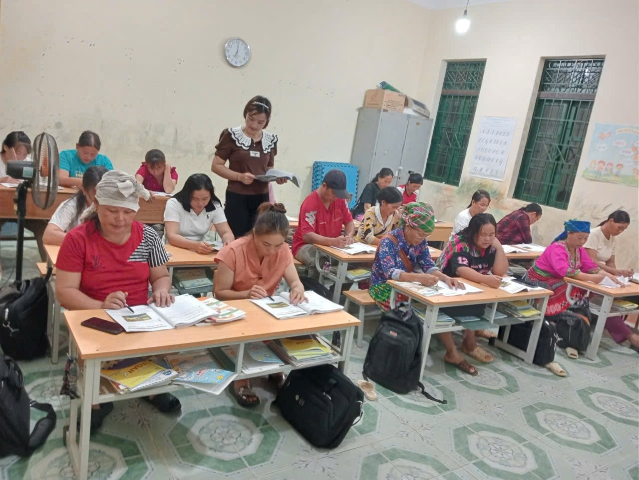 Cô Nguyễn Thị Hải, giáo viên Trường Tiểu học Bình Trung, xã Nghĩa Tá, tỉnh Thái Nguyên đang hướng dẫn các học viên tại lớp dạy xóa mù chữ ở thôn Vằng Dọoc. Cô Nguyễn Thị Hải, giáo viên Trường Tiểu học Bình Trung, xã Nghĩa Tá, tỉnh Thái Nguyên đang hướng dẫn các học viên tại lớp dạy xóa mù chữ ở thôn Vằng Dọoc.