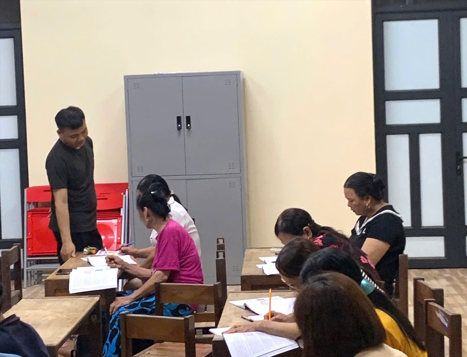 Thầy Nông Ngọc Tùng, giáo viên Trường Tiểu học Bình Trung, là người trực tiếp đứng lớp xoá mù chữ ở thôn Bản Ca Thầy Nông Ngọc Tùng, giáo viên Trường Tiểu học Bình Trung, là người trực tiếp đứng lớp xoá mù chữ ở thôn Bản Ca