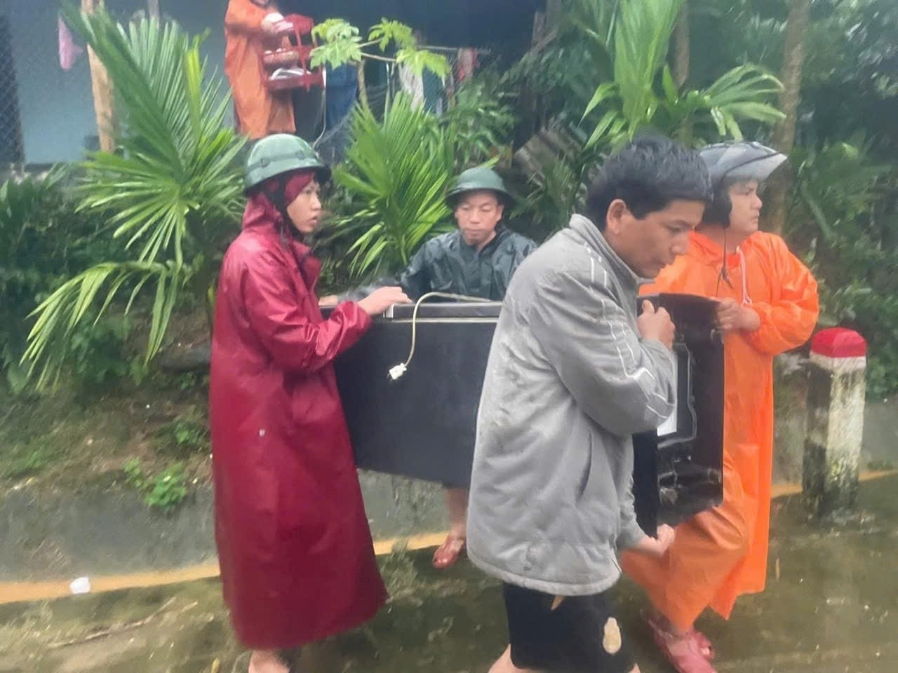 Mưa lũ gây thiệt hại nhiều tài sản của người dân. (Ảnh Huy Trường)