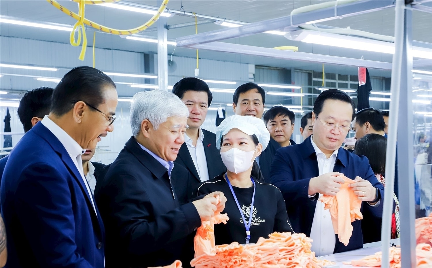 Chủ tịch Ủy ban Trung ương MTTQ Việt Nam Đỗ Văn Chiến cùng lãnh đạo tỉnh Nghệ An tham quan dây chuyền sản xuất của nhà máy may Minh Anh Con Cuông