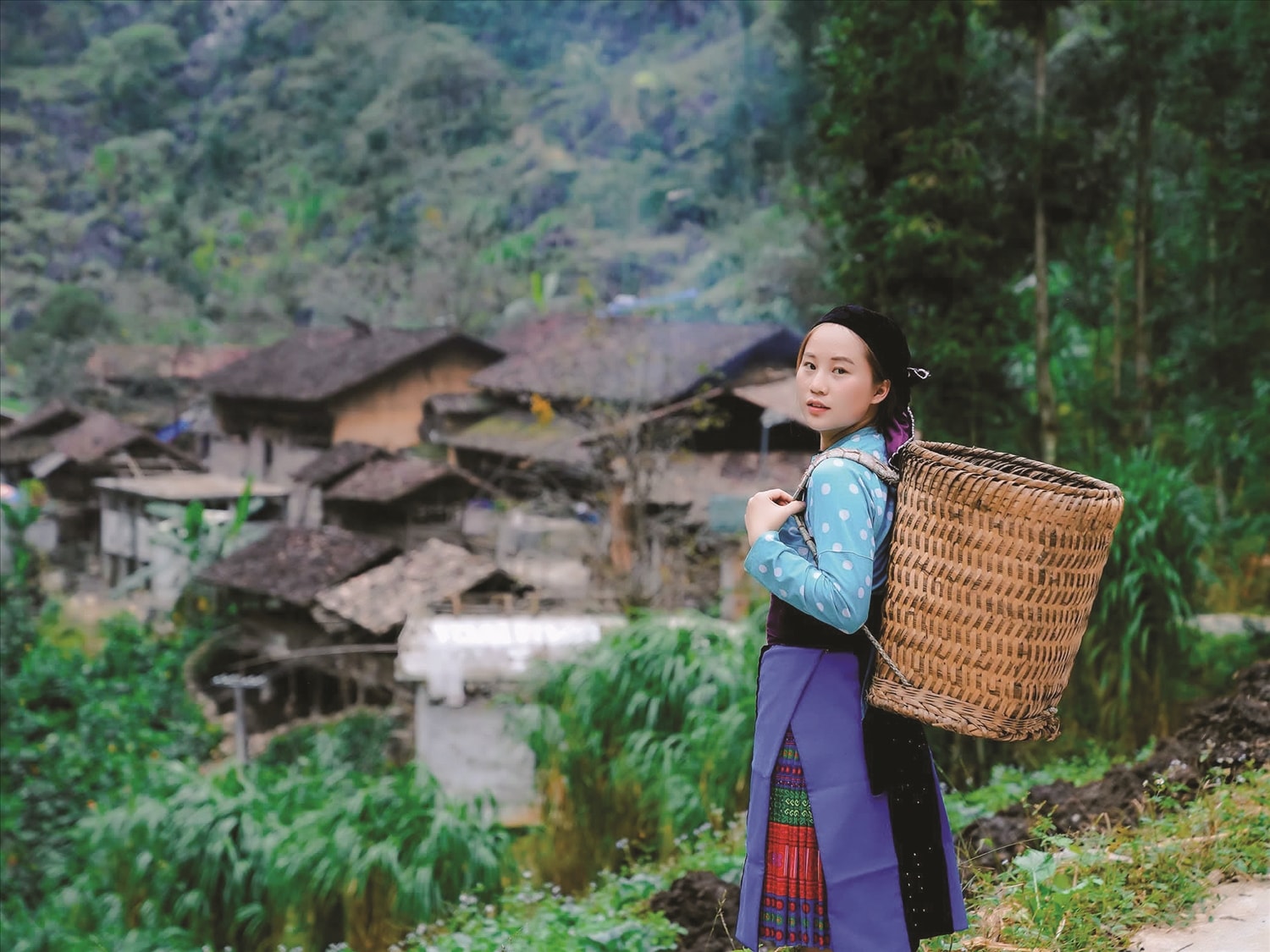 Cô gái người Mông Vàng Thị Dế đưa thổ cẩm ra thế giới