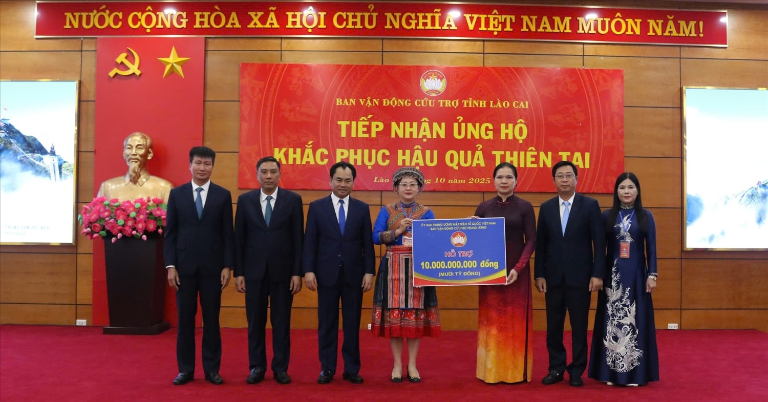 Bà Hà Thị Nga, Phó Chủ tịch Ủy ban Trung ương Mặt trận Tổ quốc Việt Nam (thứ 3 từ phải qua) trao hỗ trợ cho tỉnh Lào Cai khắc phục thiệt hại do mưa lũ gây ra (Ảnh: Trọng Bảo)