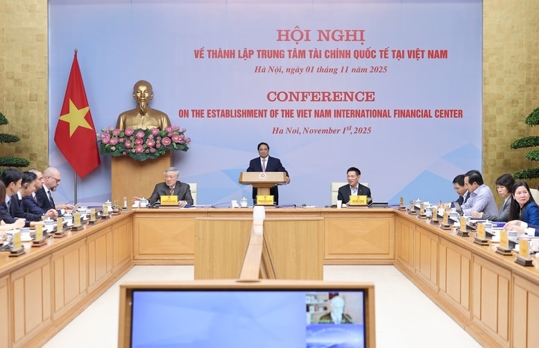 Thủ tướng cho rằng, việc xây dựng Trung tâm tài chính quốc tế không chỉ để thu hút các nguồn lực đầu tư, bắt nhịp và kết nối với thế giới, mà còn để xây dựng những cơ chế, chính sách và mô hình quản trị mới, hiệu quả - Ảnh: VGP/Nhật Bắc