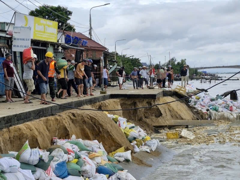 Bờ kè bến cá An Lương (xã Duy Nghĩa, TP Đà Nẵng) bị sạt lở nghiêm trọng, hàng trăm hộ dân thấp thỏm lo sợ. Ảnh: Thu Giang