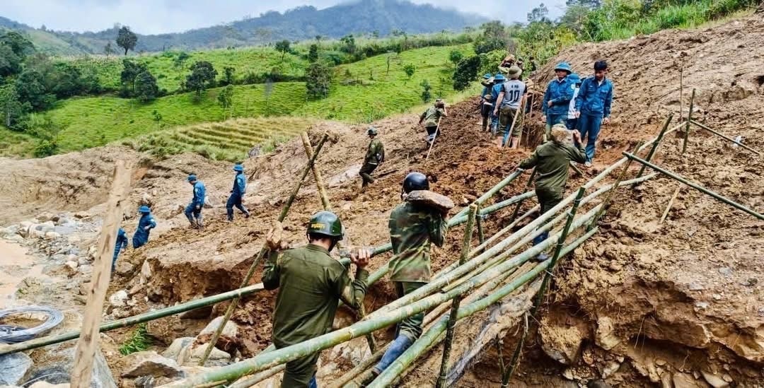 Các lực lượng xã Ngọc Linh và đồng bào DTTS mở đường, làm cầu tạm vào 5 thôn bị cô lập do sạt lở núi. (Ảnh: Ngọc Chí) 