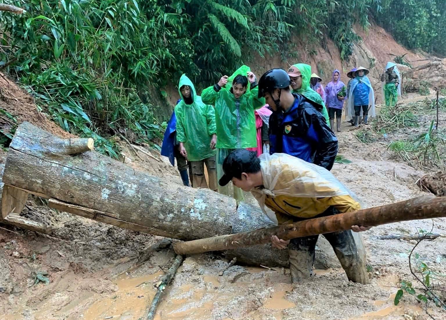 Sau mưa lũ, đồng bào DTTS ở 22 thôn trên địa bàn xã Ngọc Linh đã tập trung khắc phục sạt lở tại các tuyến đường liên thôn. (Ảnh: Ngọc Chí) 