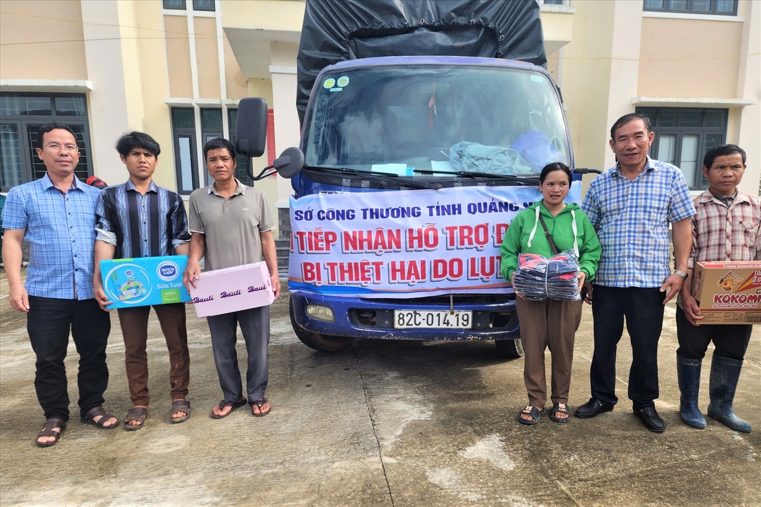 Chuyến xe nghĩa tình của Sở Công thương tỉnh Quảng Ngãi đã mang theo thuốc men và các nhu yếu phẩm đến với đồng bào DTTS xã Ngọc Linh. (Ảnh: Ngọc Chí)