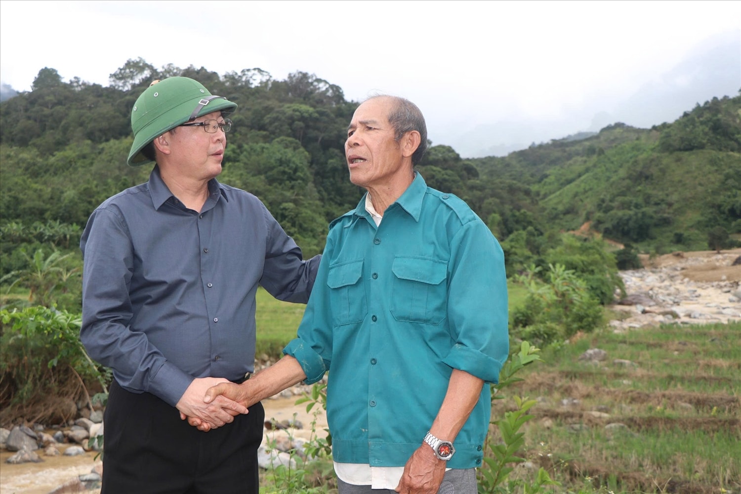 Phó Thủ tướng Chính phủ Hồ Quốc Dũng thăm hỏi, động viên gia đình ông A Bả, thôn Làng Mới, xã Ngọc Linh bị thiệt hại nặng do sạt lở núi. (Ảnh: Ngọc Chí)