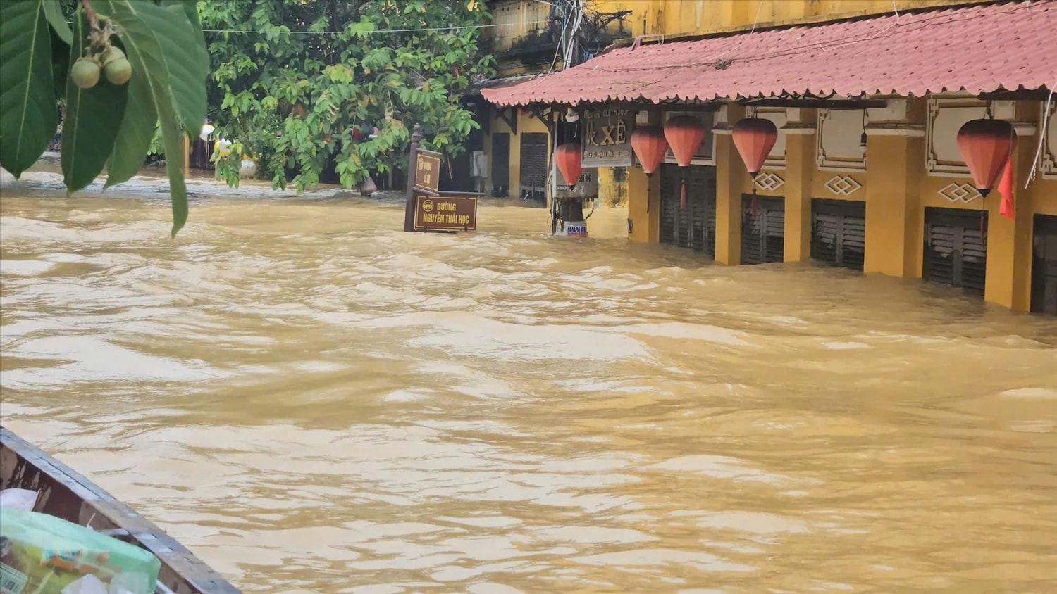 Hội An ngập sâu trong mưa lũ những ngày vừa qua. Ảnh: TẤN VIỆT