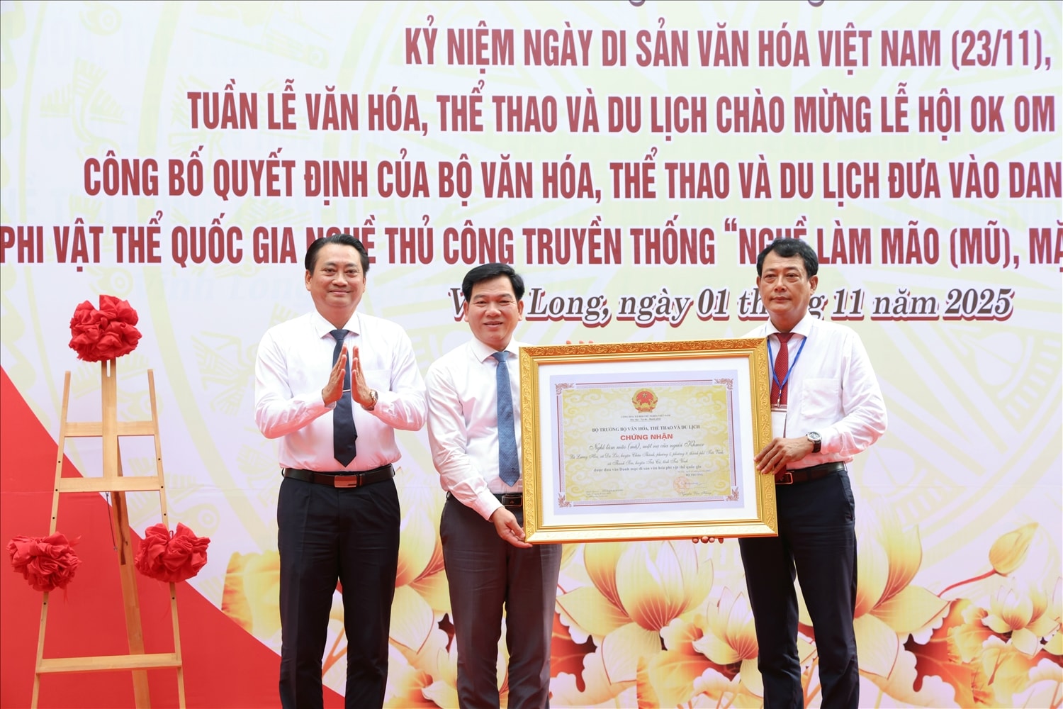 Ông Nguyễn Quỳnh Thiện, Phó Chủ tịch UBND tỉnh Vĩnh Long (bìa trái) trao chứng nhận Di sản văn hóa phi vật thể quốc gia nghề thủ công truyền thống 