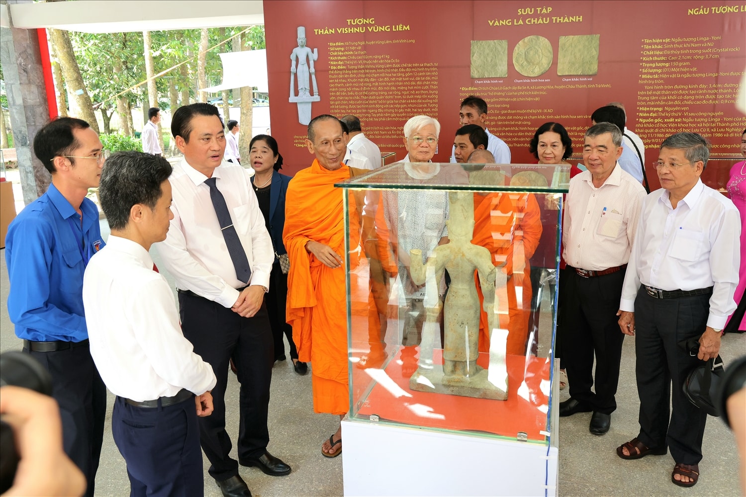 Các đại biểu tham quan không gian trưng bày tại Bảo tàng Văn hóa dân tộc Khmer
