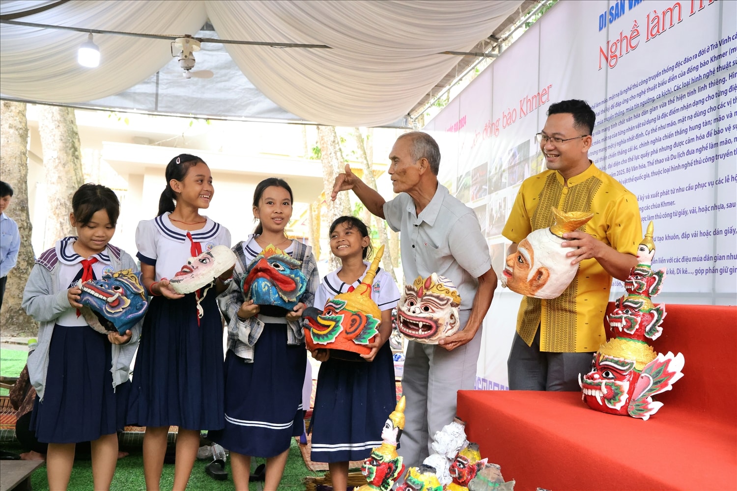 Các em nhỏ hào hứng tìm hiểu về Nghề làm mão, mặt nạ của đồng bào Khmer