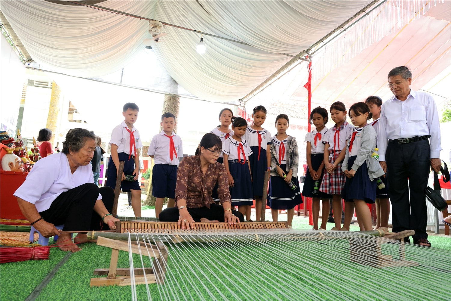 Tái hiện nghề dệt chiếu của đồng bào Khmer
