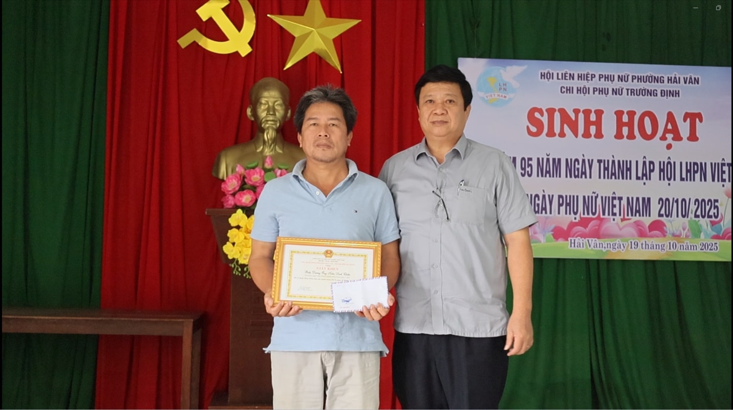 Chính quyền phường Hải Vân khen thưởng anh Trần Đình Chiến vì có hành động đẹp trong mùa mưa lũ. (Ảnh Thi Thi)