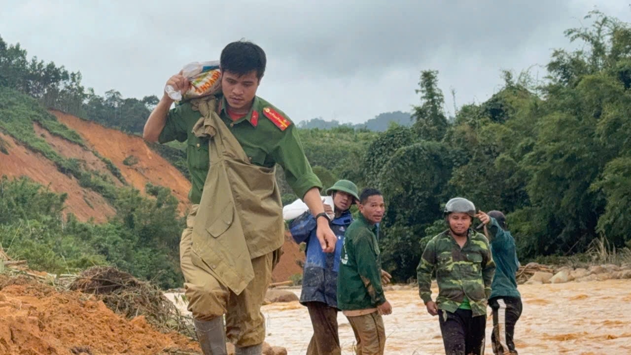 Công an vượt đường sạt lở đến với bà con vùng bị chia cắt, cô lập. (Ảnh T.G)