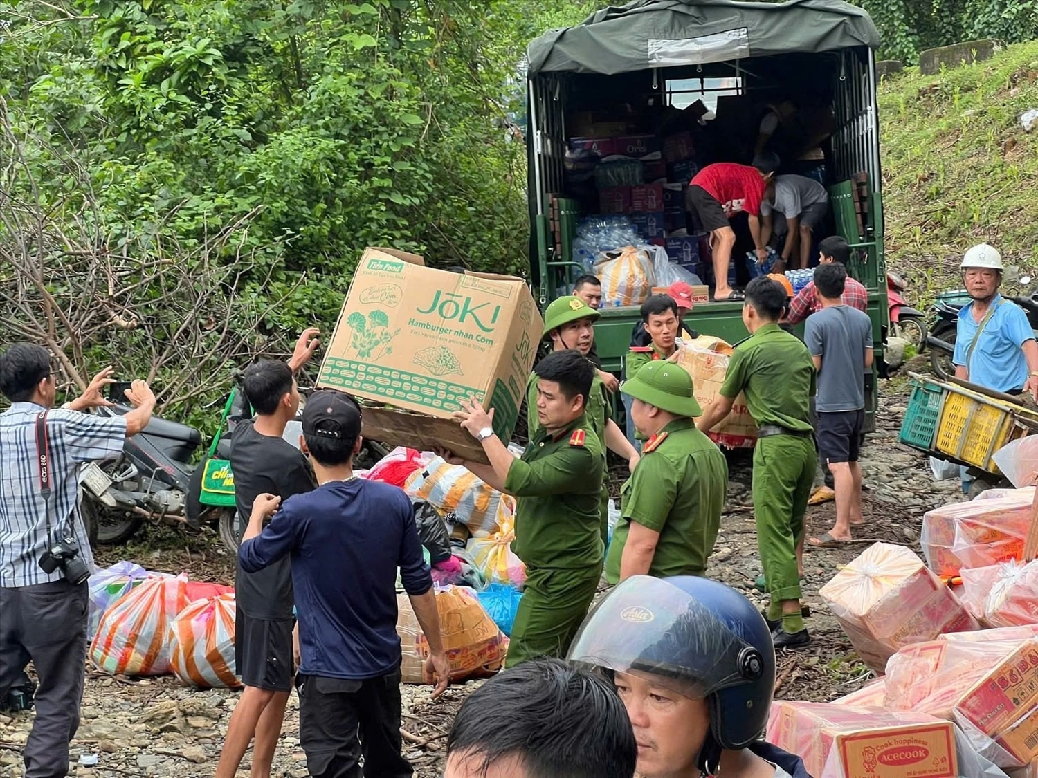 Công an Đà Nẵng vượt 200km để hỗ trợ người dân trong vùng bị sạt lở ở Trà Tân, Trà Đốc. (Ảnh Thi Thi)