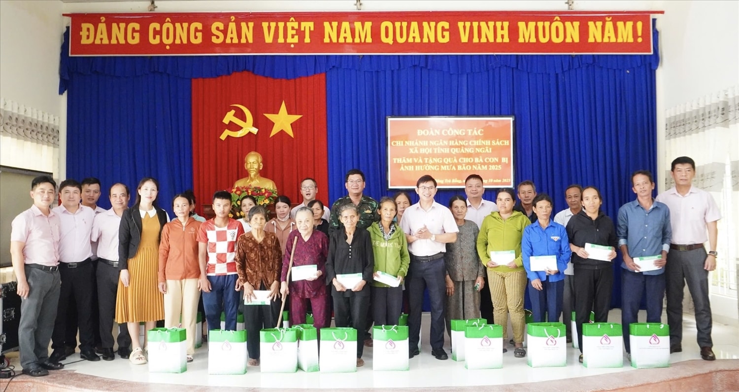 Lãnh đạo NHCSXH tỉnh Quảng Ngãi tặng quà cho bà con vùng cao Đông Trà Bồng khắc phục hậu quả mưa lũ