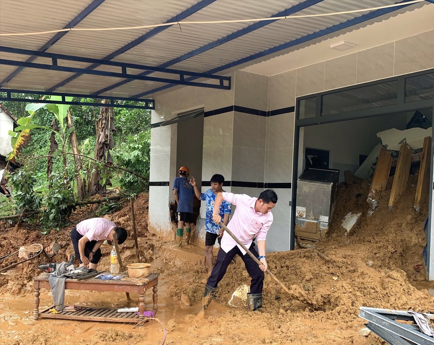 Cán bộ NHCSXH Quảng Ngãi chung tay cùng người dân khắc phục hậu quả mưa lũ