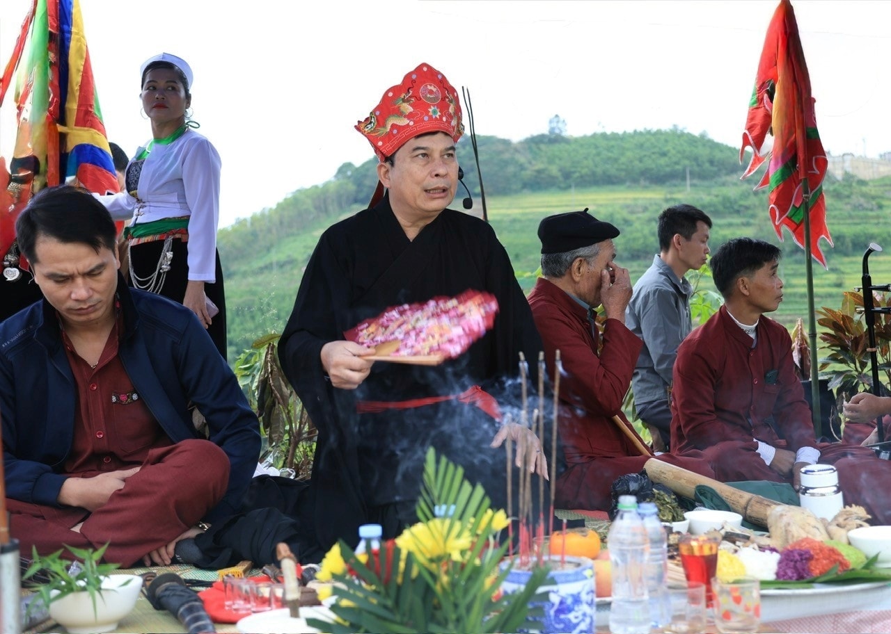 Nghệ nhân nhân dân Bùi Văn Minh tái hiện lại nghi lễ mừng cơm mới. (Ảnh: TP)