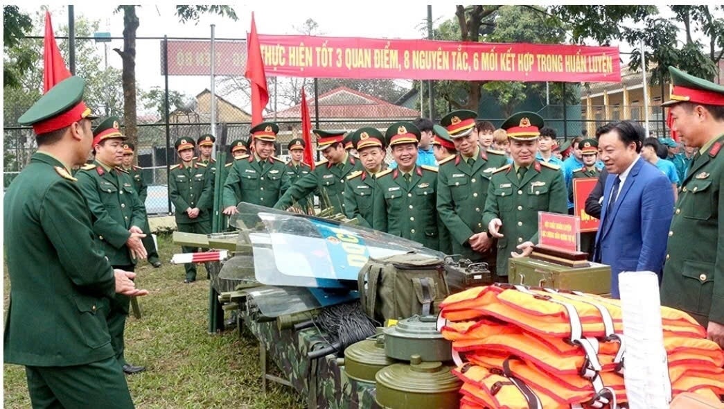Các đại biểu tham quan gian trưng bày mô hình học cụ phục vụ cho huấn luyện. (Ảnh: Báo Phú Thọ)