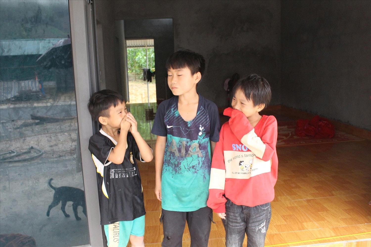 Trẻ em tại xóm Liên Phương ngày càng nhận được sự quan tâm, chăm lo của chính quyền và cộng đồng. Những con đường mới được bê tông hóa, giúp các em đến trường thuận tiện, an toàn hơn, nhất là trong mùa mưa lũ. (Ảnh: Vân Khánh)
