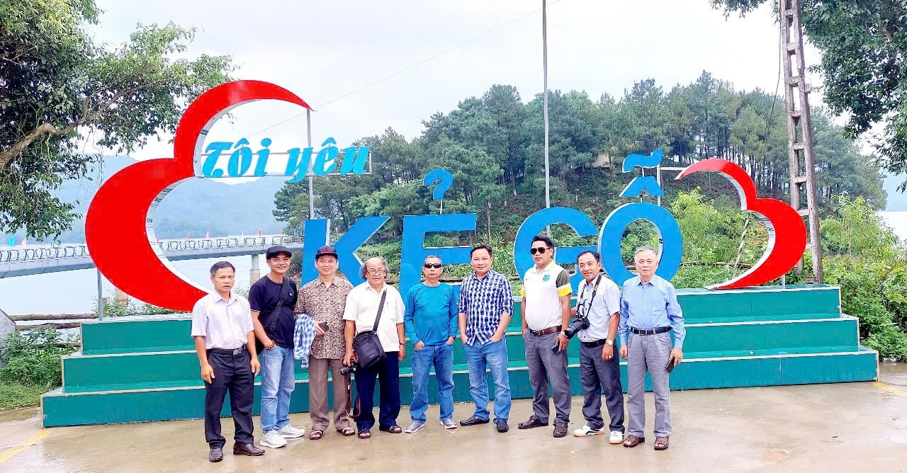 Đoàn Văn nghệ sĩ (Hội Văn học nghệ thuật tỉnh Phú Yên -cũ) check-in tại hồ Kẻ Gỗ - Ảnh: H.H.THẾ