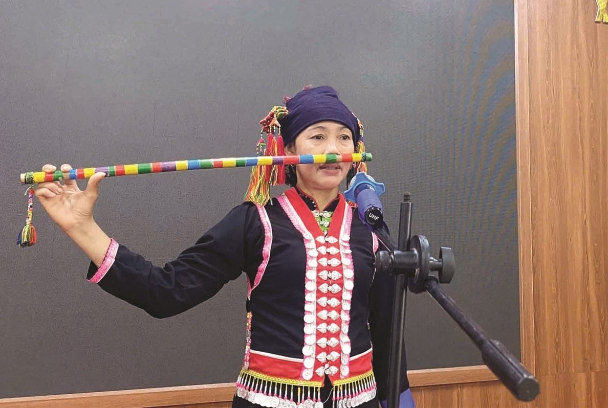 Nghệ nhân Ưu tú Quàng Thị Típ  diễn tấu pí tót (sáo mũi)  tại xã Mường Pồn, tỉnh Điện Biên