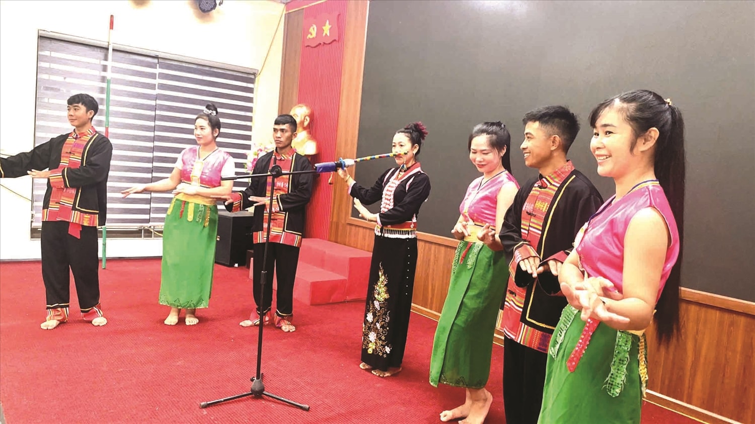 Nghệ nhân Ưu tú Quàng Thị Típ biểu diễn pí tót cùng đội văn nghệ xã