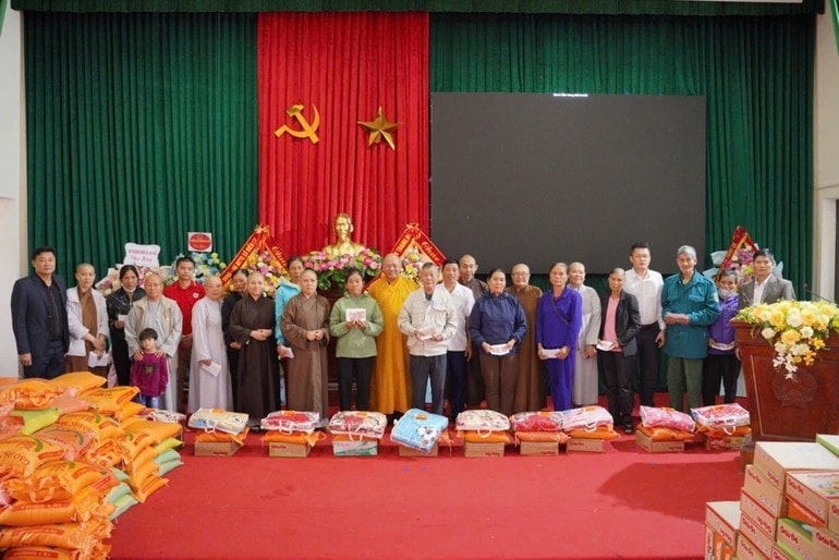 Đoàn từ thiện của Tăng Ni và Phật tử tỉnh Đồng Nai hướng về đồng bào vùng bão lũ tỉnh Thanh Hóa.(ảnh CTV)