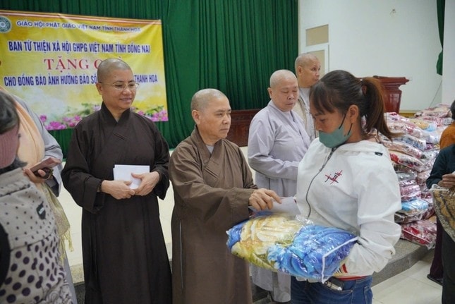 Ni sư Thích nữ Như Hiền trao quà đến những gia đình khó khăn trong vùng bão lũ.(ảnh CTV)