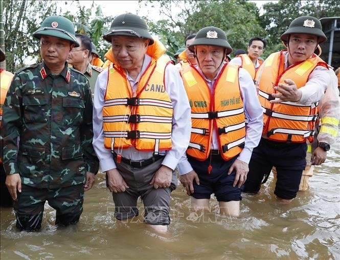 Sáng 2/11/2025, Tổng Bí thư Tô Lâm cùng Đoàn công tác Trung ương đến thăm người dân bị ảnh hưởng do mưa, lũ kéo dài tại Thành phố Huế. (Ảnh: TTXVN) 