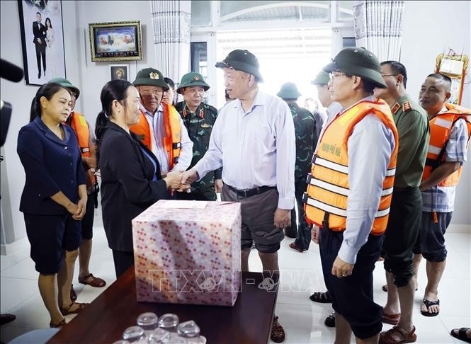 Sáng 2/11/2025, Tổng Bí thư Tô Lâm cùng Đoàn công tác Trung ương đến thăm người dân bị ảnh hưởng do mưa, lũ kéo dài tại Thành phố Huế. (Ảnh: TTXVN) 