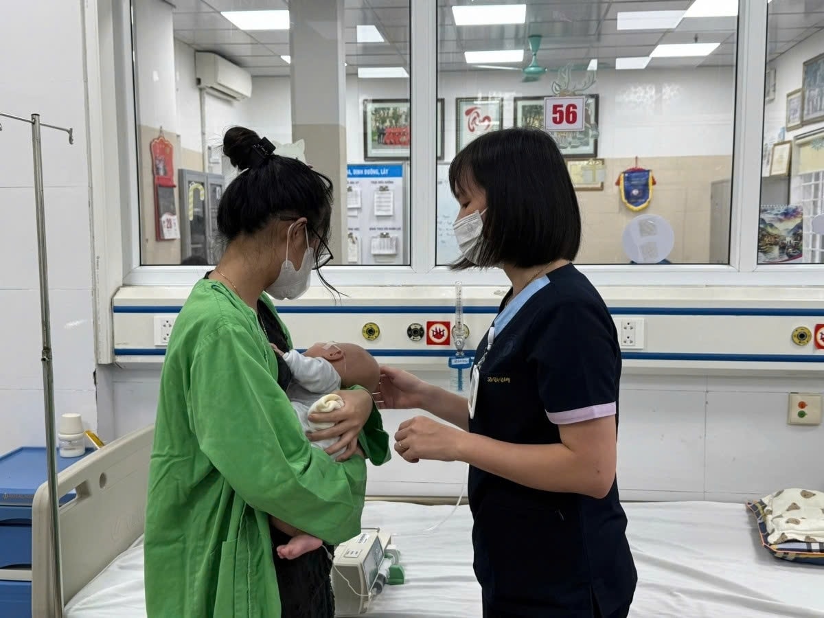 Bé Duy Nam đang được điều trị tại Khoa Nhi tiêu hóa dinh dưỡng lây, Bệnh viện Đa khoa Xanh Pôn. Ảnh: BVCC