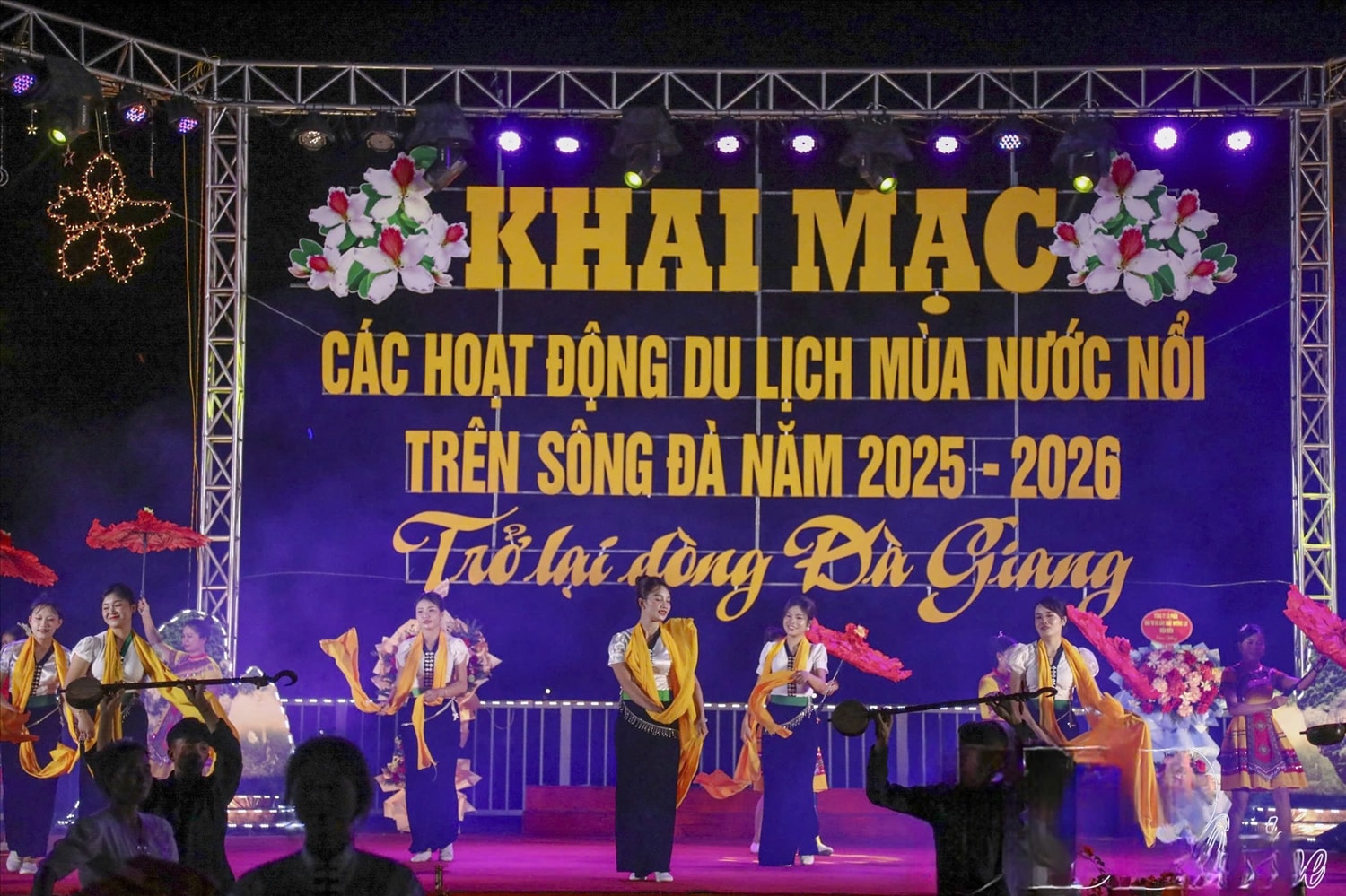Tiết mục văn nghệ chào mừng lễ khai mạc chương trình Du lịch mùa nước nổi trên sông Đà năm 2025 – 2026