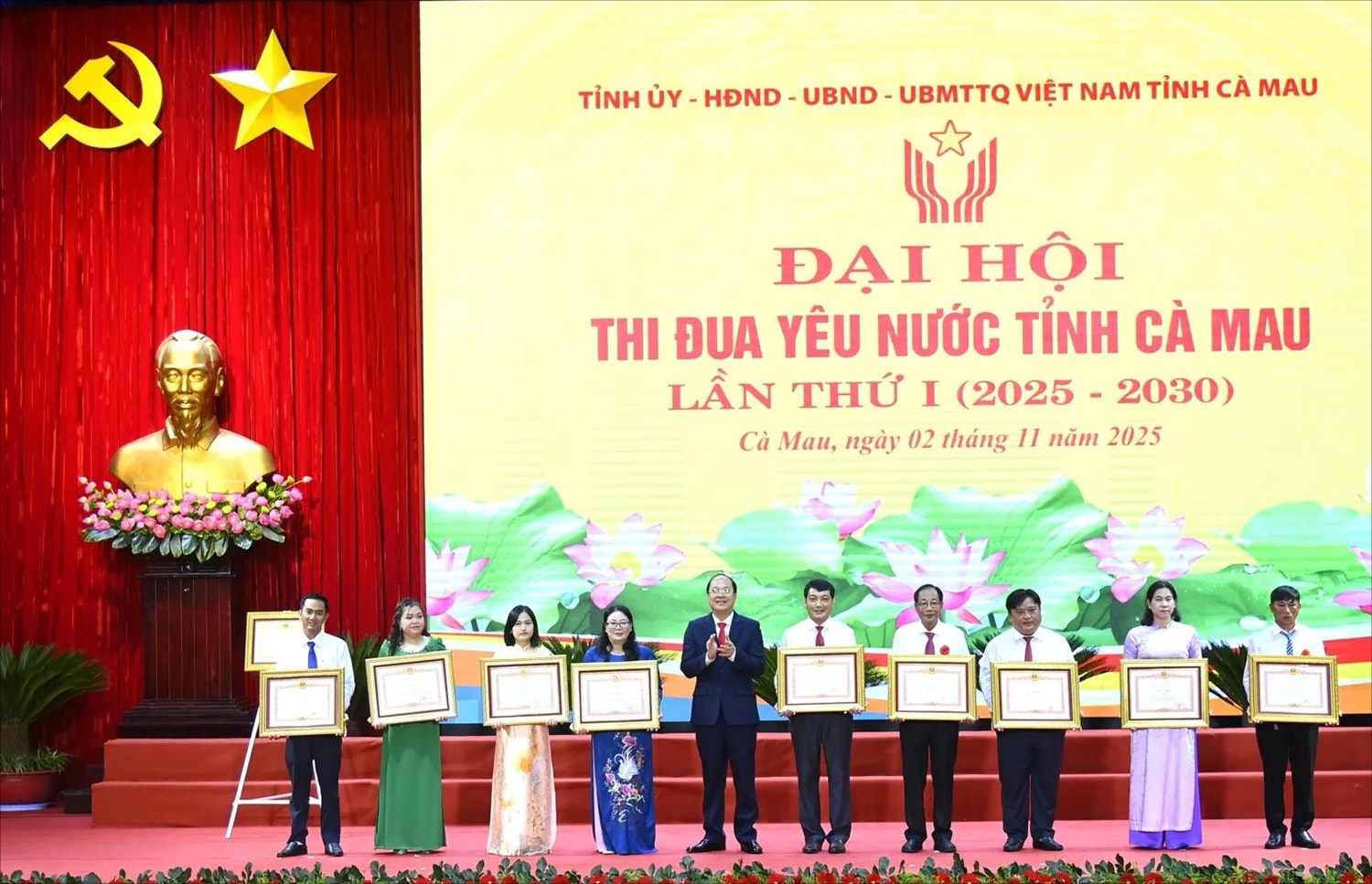 Nhiều tổ chức cá nhân được trao tặng các phần thưởng trong phong trào thi đua yêu nước tại Đại hội