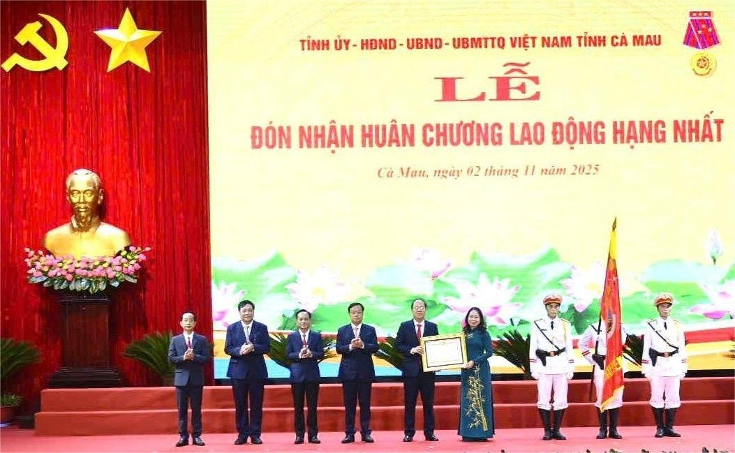 Phó Chủ tịch nước Võ Thị Ánh Xuân thay mặt Chủ tịch nước trao Huân chương lao động hạng I cho Đảng bộ, chính quyền, nhân dân tỉnh Cà Mau