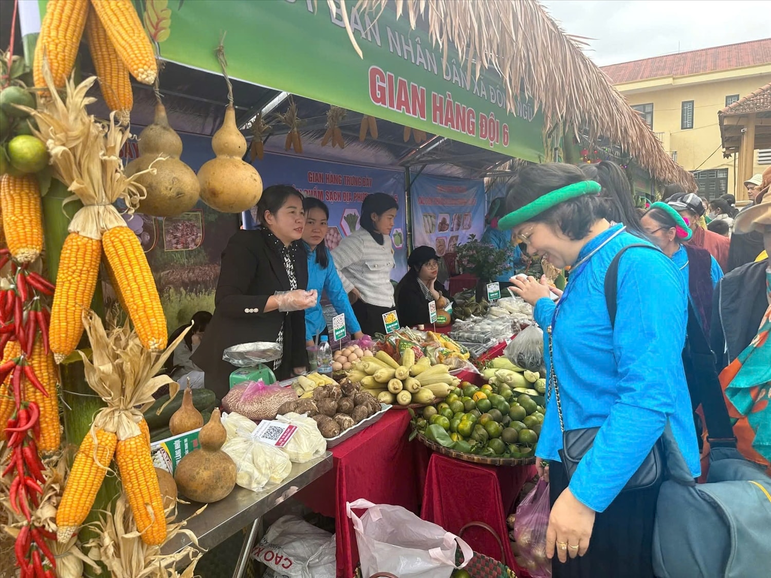 Các gian hàng với nhiều sản phẩm đặc trưng của địa phương