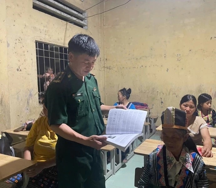 Ánh sáng từ lớp học xóa mù chữ thắp lên niềm tin và tri thức nơi biên cương Trung Lý. 