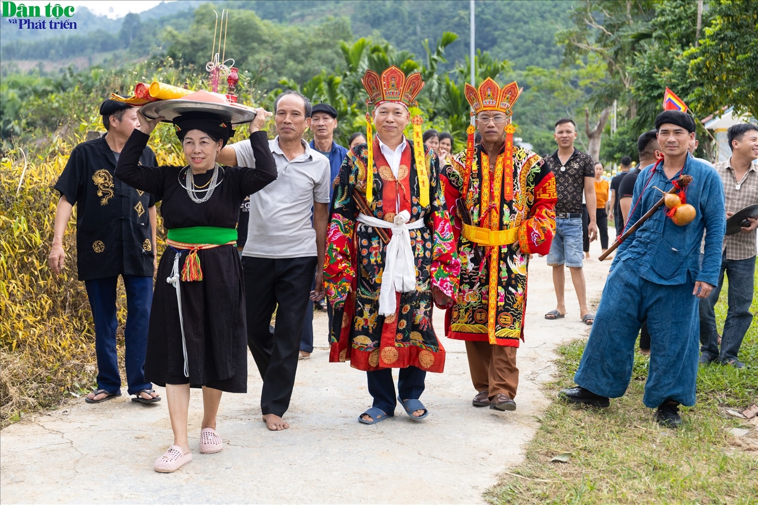 Không gian nghi lễ được bài trí trang trọng, khói hương lan tỏa, trống chiêng vang vọng. Cả bản cùng hướng về buổi lễ – nơi người được “chọn” chính thức bước vào con đường hành nghề thầy cúng.