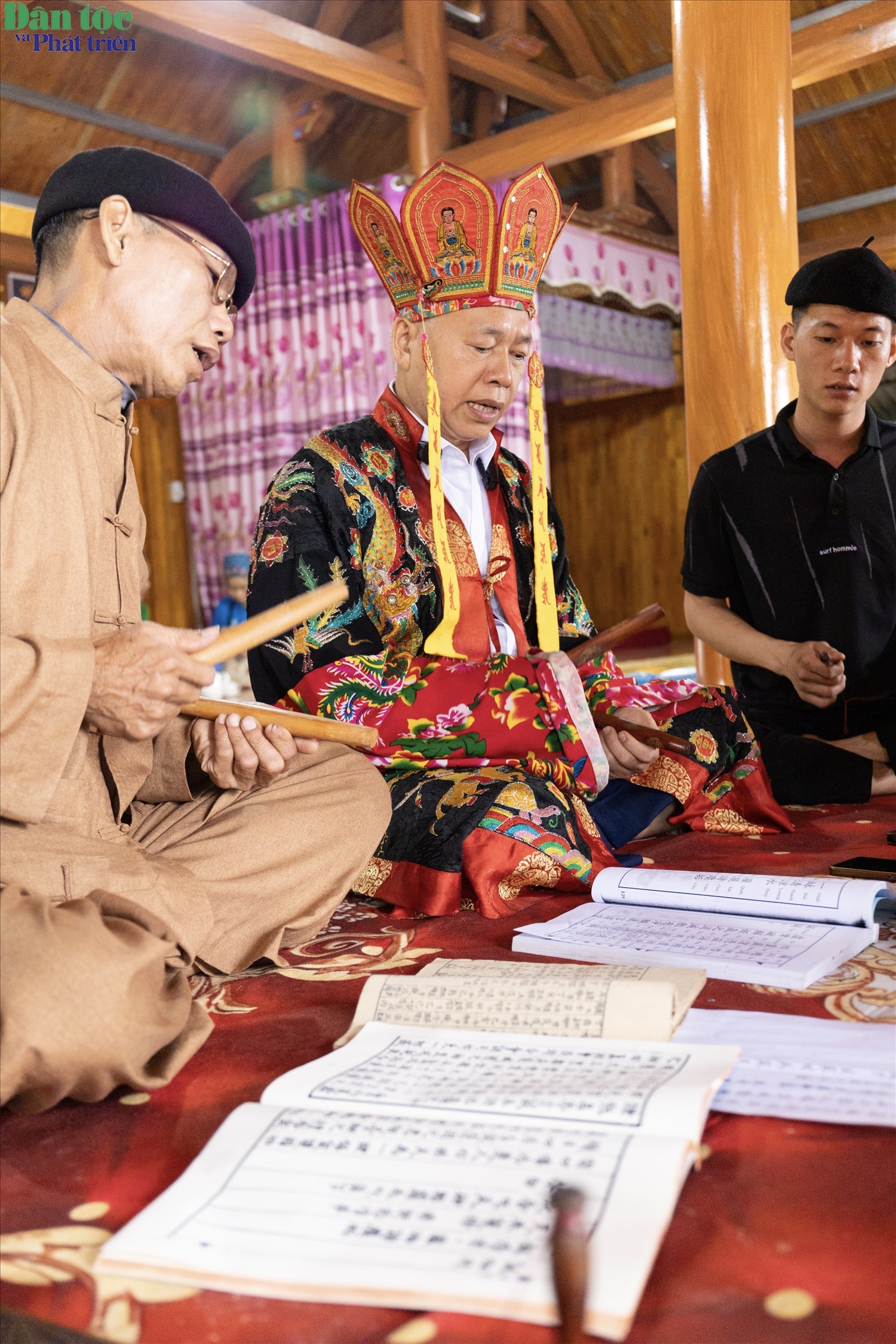 Theo ông Hòa, gia đình ông đã có bốn đời nối nghiệp hành nghề thầy cúng – một truyền thống thiêng liêng được trao truyền qua nhiều thế hệ.