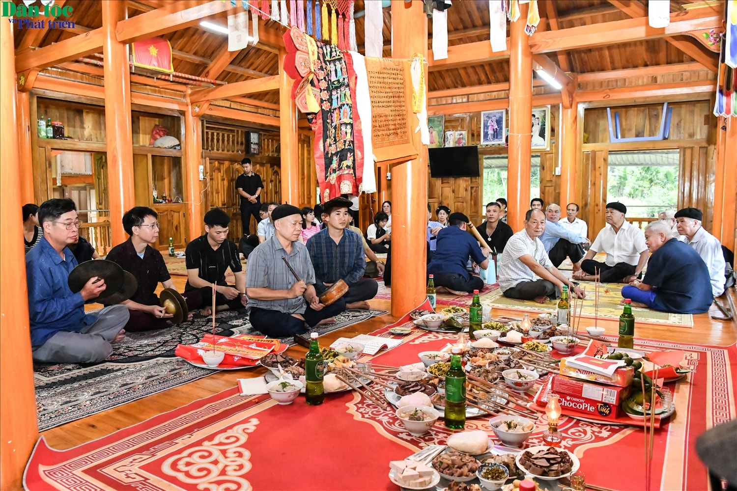 Lễ cấp sắc là niềm vui chung của cả cộng đồng. Từ nhiều ngày trước, bà con họ hàng đã góp gạo, gà, rượu, thịt… cùng chung tay chuẩn bị cho đại lễ trọng đại của bản.