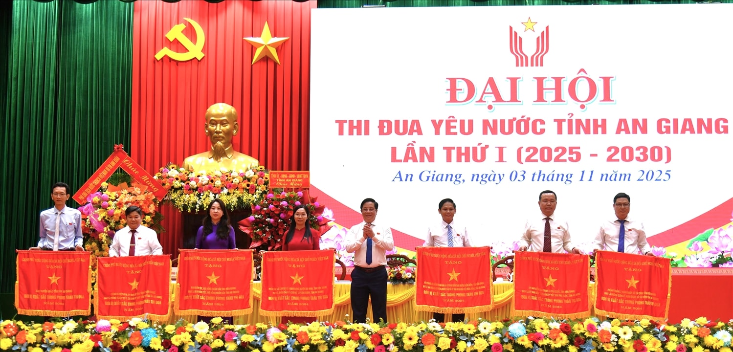 Ông Hồ Văn Mừng, Chủ tịch UBND tỉnh, Chủ tịch Hội đồng Thi đua, khen thưởng tỉnh An Giang  trao Cờ thi đua của Chính phủ cho các tập thể