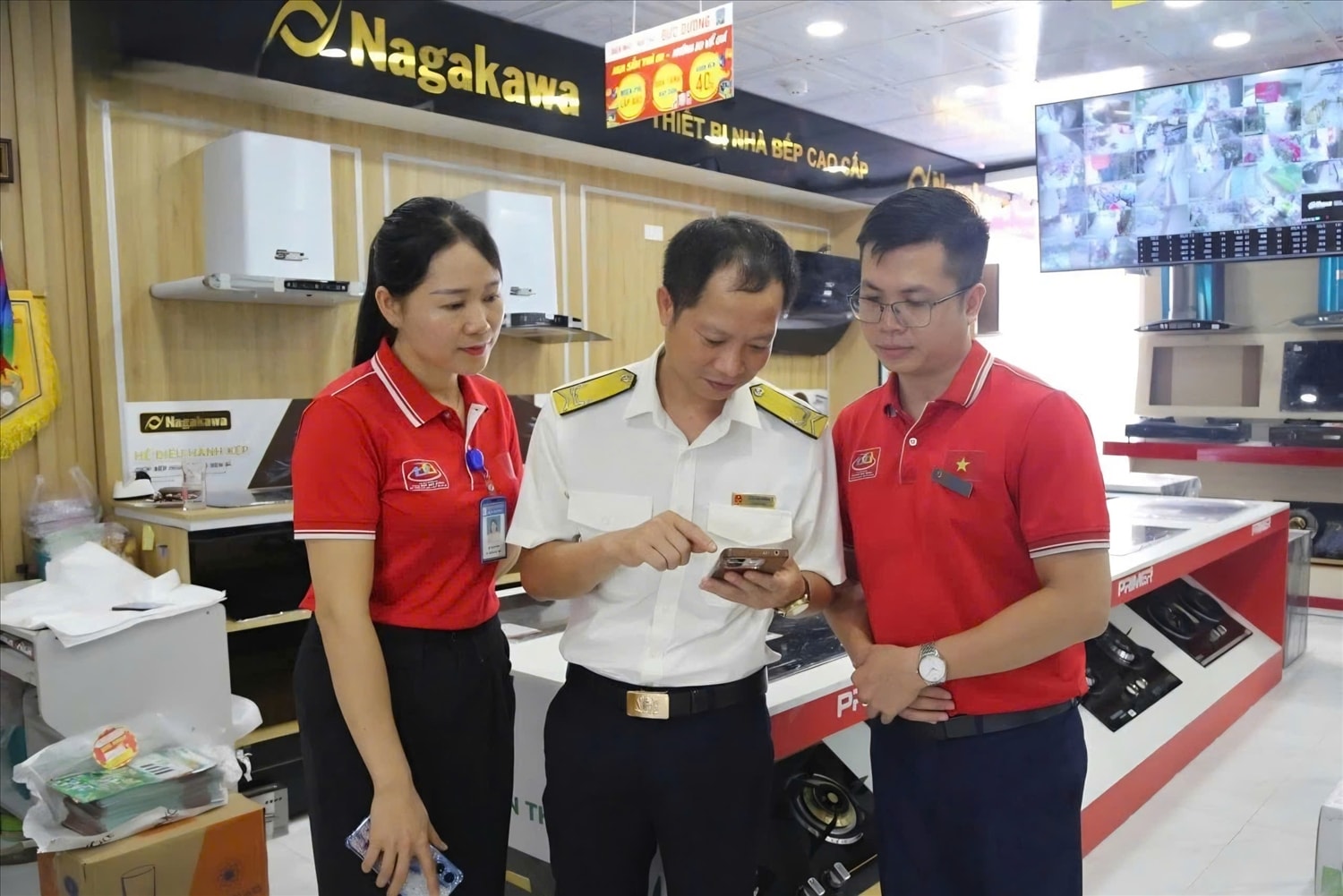 Cán bộ Thuế hướng dẫn người nộp thuế cài đặt ứng dụng thuế điện tử eTax Mobile. Ảnh: VOV